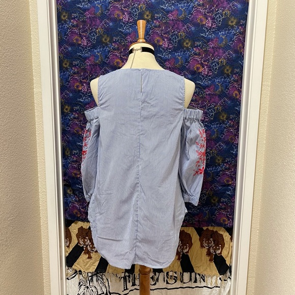 🌈 Beautiful Embroidered flowers top - Picture 5 of 12